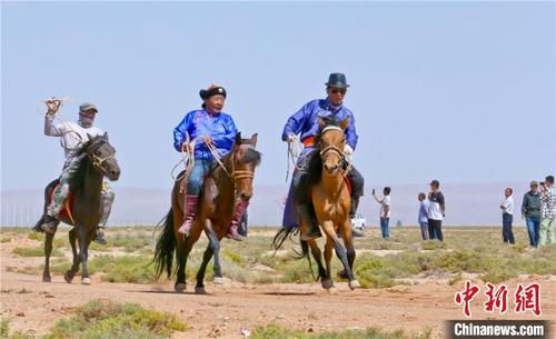 中国侨网图为蒙古族牧民进行传统的赛马竞技。　王将　摄