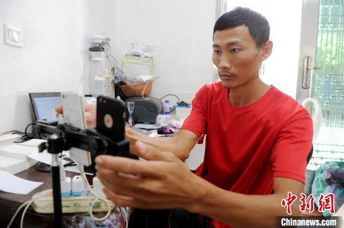 中国侨网电商从业者赖健伟用娴熟的网络语言直播带货卖竹席。 张金川 摄