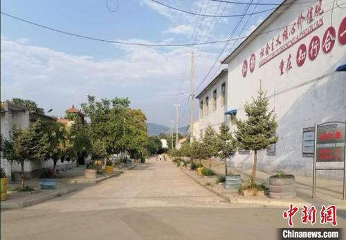 中国侨网如今,小天贡村成为远近闻名的模范村,村里先后荣获山西省标杆村党组织,省级森林村、卫生村等荣誉称号。牛忠安供图