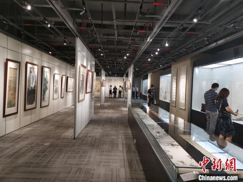 中国侨网岭南文化艺术馆开馆暨“岭南·高度”主题藏品展8月28日开展，活动展出广东省岭南文化艺术促进基金会收藏的100多件岭南文化艺术精品。　王华　摄