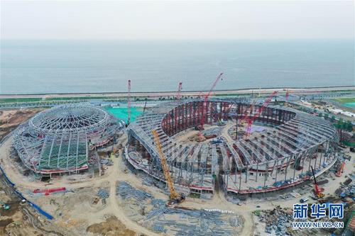 中国侨网资料图:9月6日拍摄的汕头亚青会主场馆项目(无人机照片)。 早在1860年就开埠设关的汕头曾有“百载商埠楼船万国”的美誉,经过40年奋进发展后已成为一座现代化滨海城市。面向未来,汕头经济特区正继续以“杀出一条血路”的决心、“摸着石头过河”的勇气,致力于建设“活力特区、和美侨乡、粤东明珠”。 新华社记者 陈晔华 摄