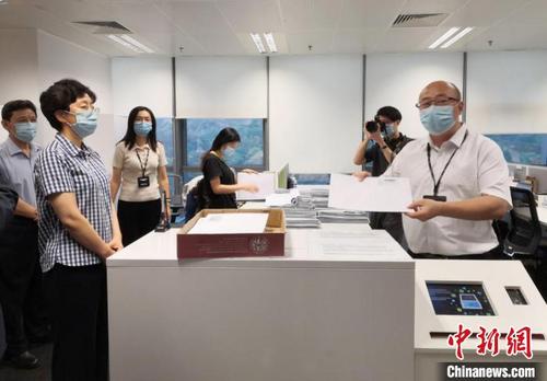 中国侨网图为重庆市委统战部部长李静深入企业走访调研。 李娅 摄