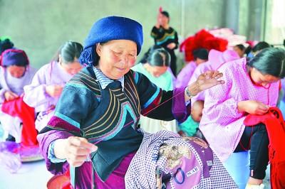 中国侨网 8月29日,凉山州照觉县易地搬迁集中安置点,彝族群众在家门口学习彝绣技艺。本报记者郭俊锋摄/光明图片