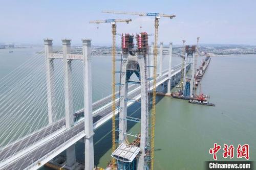 中国侨网9月15日，福厦高铁泉州湾跨海大桥南岸主塔成功封顶。　曹谱　摄
