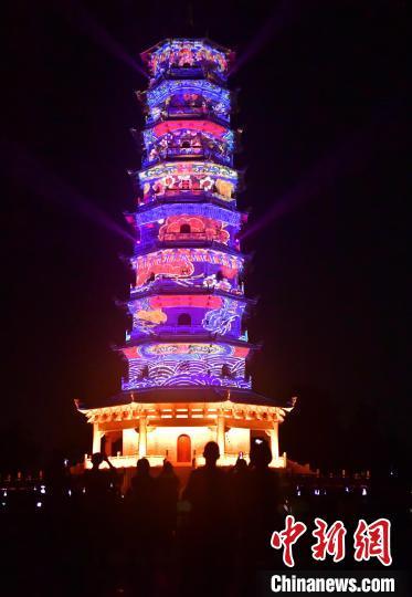 中国侨网图为湄洲岛平安塔灯光秀吸引了许多参加第十二届海峡论坛﹒妈祖文化活动周的台胞前来观赏。　张斌　摄