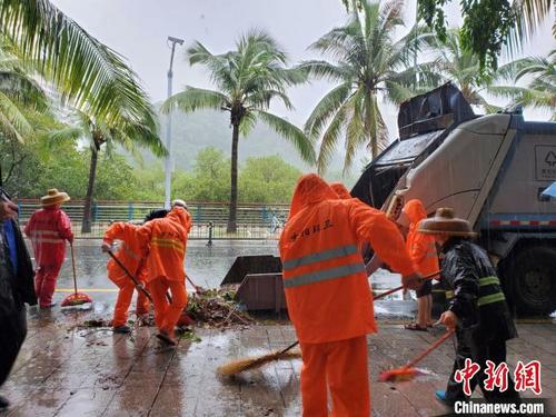 中国侨网园林环卫工人收集处理街头的断枝落叶。 记者王晓斌 摄