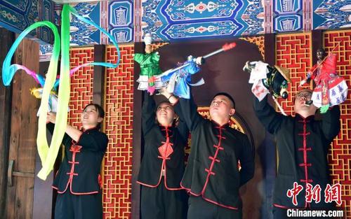 中国侨网图为演员们在表演福建晋江掌中木偶戏。　张斌　摄