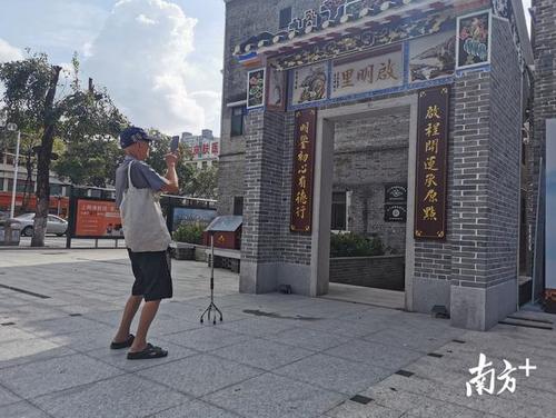 中国侨网启明里里门吸引市民拍照。