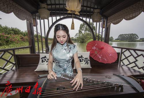 中国侨网广州市民可以游古劳水乡宾客中心,体验“横海游梦”游船以及演艺活动,感受“自由流淌的水乡生活”