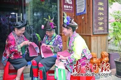 中国侨网如今，在柳州市融水县，不少苗族妇女通过苗绣等苗艺技能脱贫致富。
