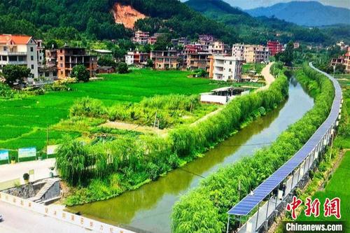 中国侨网贯穿福建省南安市金淘镇的淘溪，周边村居样貌大大提升。（金淘镇供图）　