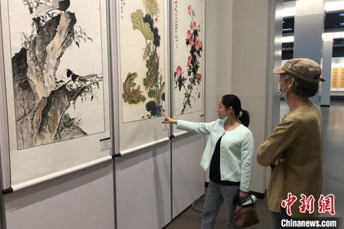中国侨网根在固始——豫闽台书画联展汇集两岸书画名家的148件作品,将展出至10月18日。 柯宁 摄
