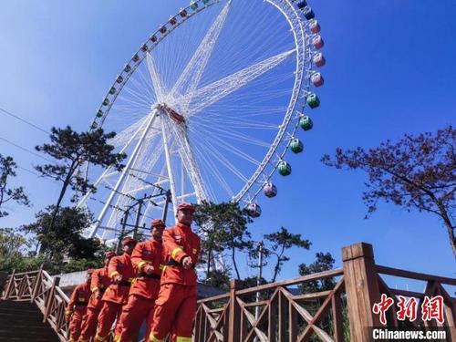 中国侨网为了确保景区安全, 15名指战员兵分两路,在做好宣传的同时也对景区进行全面的巡护。漳州市森林消防大队供图