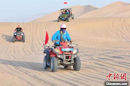 中国侨网游客乘坐沙漠越野车载沙海冲浪。王斌银摄