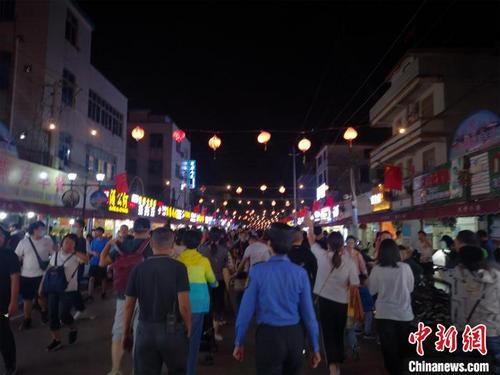中国侨网图为北海市侨港风情街之夜。彭强摄