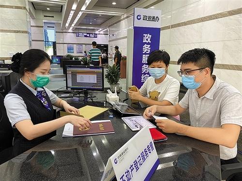 中国侨网江门市民在银行政银服务区内办理业务。 （江门市市场监督管理局供图）