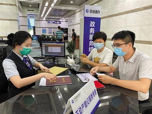 中国侨网江门市民在银行政银服务区内办理业务。 (江门市市场监督管理局供图)