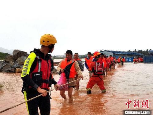 中国侨网万宁消防营救被积水围困的民众。 万宁市委宣传部供图