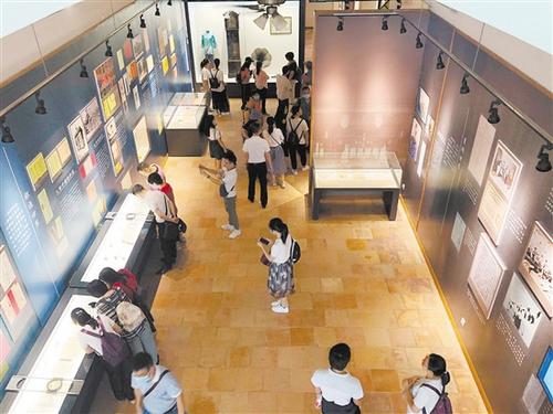 中国侨网升级改造后的银信博物馆，吸引不少市民游客前来参观学习。