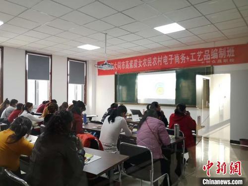 中国侨网“人社扶贫技能培训基地”开设电工、缝纫、保姆、创业孵化等专业。　范丽芳　摄