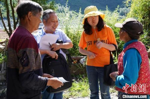 中国侨网浙江温岭玉环援茂工作组工作人员走访调研四川茂县残疾人家庭 张友根供图