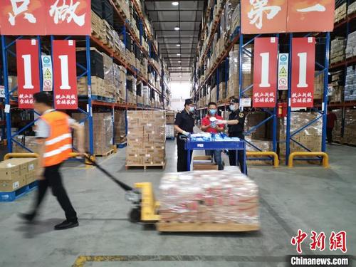 中国侨网黄埔海关所属穗东海关关员深入电商企业调研备战“双11” 陈志军 摄