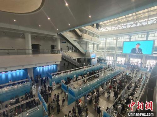 中国侨网11月11日,557名来自北大、清华、人大、同济等57所著名高校的优秀人才、2500余名在榕院校的应届毕业生来到福州,2020年“闽都英才”遴选工作正式启动。 林敏 摄