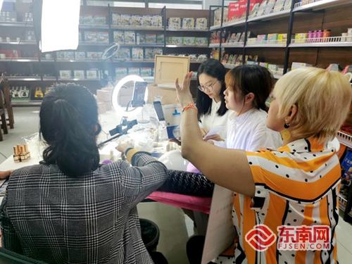 中国侨网国内外主播在东南亚采购集散中心进行跨境直播。东南网记者 谢玉妹 摄