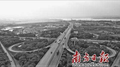 中国侨网 佛山一环西拓北环段加快推进旧路改造提升工程。图为佛山一环西拓北环段石湖洲立交段。林洛峰 摄