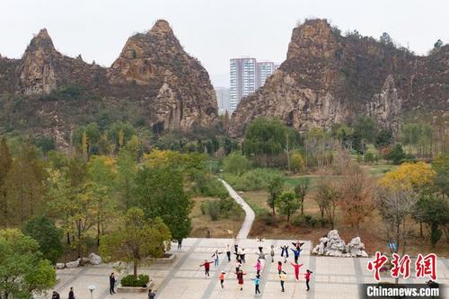 中国侨网市民在苏州高景山生态绿地跳起广场舞。　泱波　摄