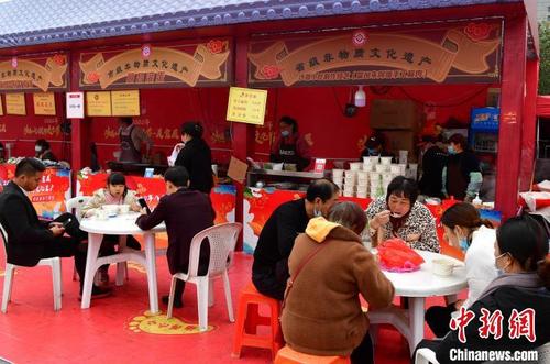 中国侨网图为12月7日，民众在美食展上品尝沙县小吃。　张斌　摄