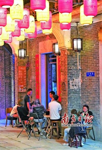 中国侨网启明里是江门城区十三个百年华侨古村落之一,街巷修整如旧,人群纷至沓来,为老街区带来了新活力。南方日报记者 杨兴乐 摄