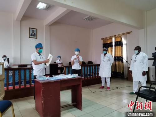 中国侨网2020年7月13日，山西医疗队员为当地医院医护人员进行穿脱防护服培训。山西省卫健委供图