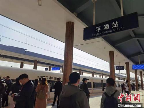 中国侨网福（州）平（潭）铁路26日正式开通运营，吸引了不少游人前往搭乘体验。　郑江洛　摄