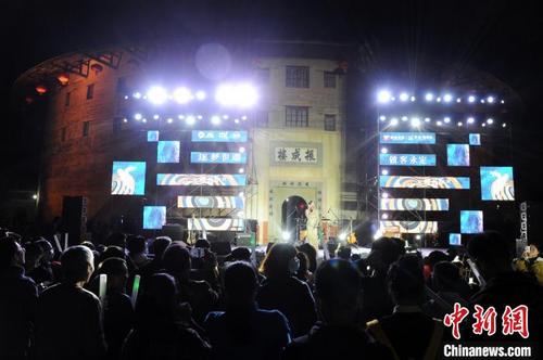 中国侨网12月26日晚，福建永定景区振成楼前上演一场音乐会。　张金川　摄