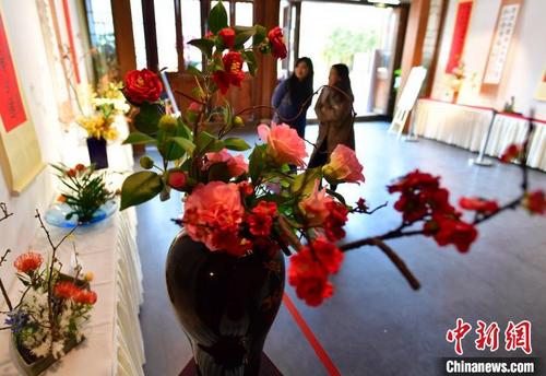 中国侨网图为12月31日，“福气古厝”新年花展在福建福州南后街举行。　张斌　摄