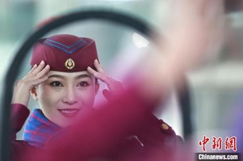 中国侨网乘务人员进行妆容培训。苏自刚摄