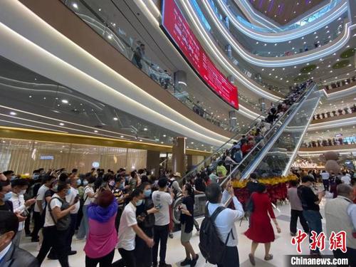 中国侨网海南离岛免税“新政”成效明显,图为三亚海旅免税城。 王子谦 摄