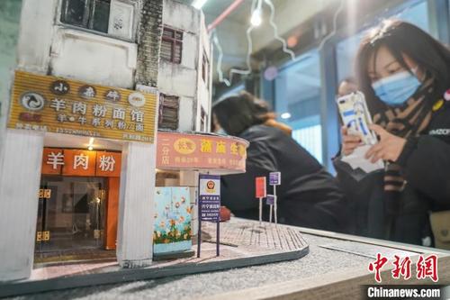 中国侨网图为民众在拍摄展品。 陈冠言 摄