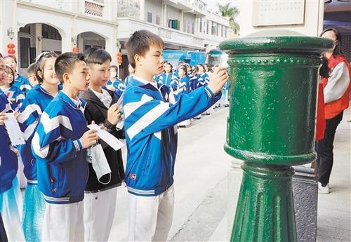 中国侨网“知台山 晓文明——银信传情 接力台山”活动中,学生排队投递信件。
