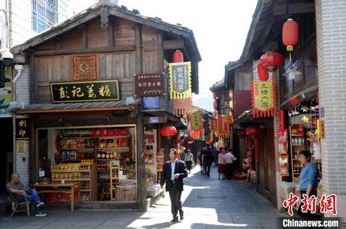 中国侨网始建于唐代的店头街是长汀最具盛名的古街,南北走向全长466米,街面宽约3米,是古汀州城最早的商业街区。 张金川 摄