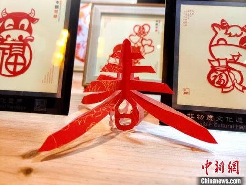 中国侨网图为展出的剪纸作品。　叶秋云　摄