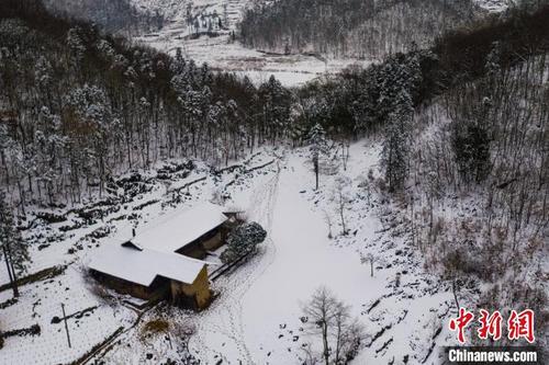 中国侨网图为栗园村一村民房屋被白雪覆盖。 田成 摄