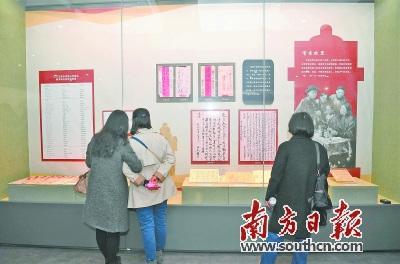 中国侨网“家国情怀寄尺素——江门五邑银信(侨批)专题展”吸引市民参观。杨兴乐 摄