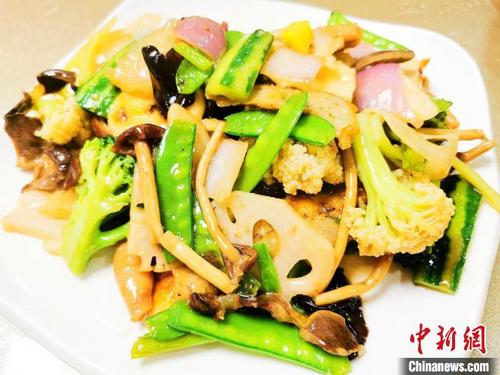 中国侨网用雪豆搭配烹制的“炒八珍”。 李晓春 摄