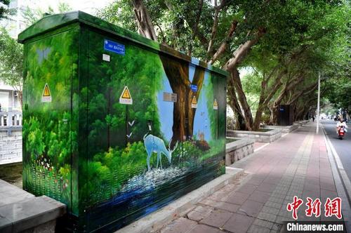 中国侨网图为配电箱被绘上了一幅幅美丽的彩绘，成为一道城市风景。　张斌　摄