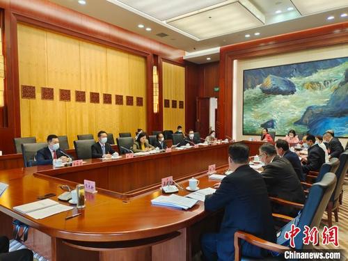 中国侨网图为云南省政协委员在分组会议上发言。　韩帅南　摄