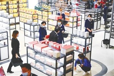中国侨网海控全球精品(海口)免税城一期 1月31日,在位于海口日月广场的海控全球精品(海口)免税城,消费者选购免税商品。(海南日报记者/张茂 摄)