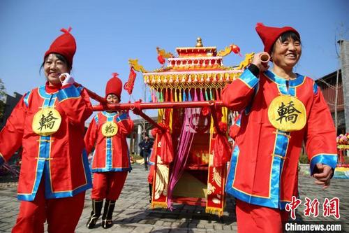 中国侨网图为2月7日，十堰市郧阳区文化馆组织民间艺人排练“抬花轿”　曹忠宏　摄