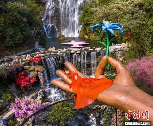 中国侨网新项目“拈花之手”亮相广东清远古龙峡（资料图）。　柳青　摄